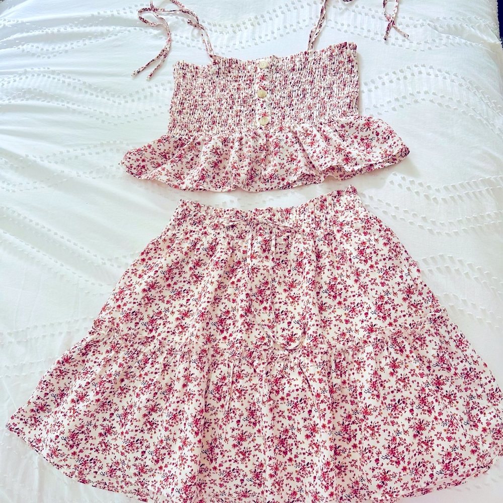 Super cute, feminine dusty pink/slightly off white floral two piece. Size S
